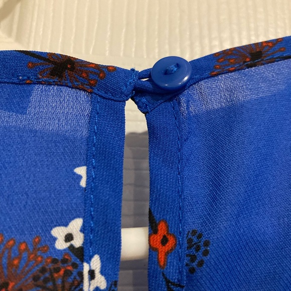 Fun 2 Fun Women’s Blue Pleated Cap Sleeve Blouse with Bib Collar Sz. Medium - Picture 8 of 9